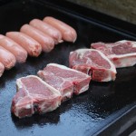 Australia Day Barbecue: Würstchen und Lamm auf dem Grill Würstchen und Lamm auf dem Grill