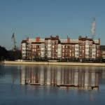 Spiegeleien Ein Gebäude am Wilhelmshavener Innenhafen spiegelt sich im absolut ruhigen Wasser.