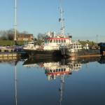 Spiegelglatte Nordsee Der Lotsenversetzer Rüstringen im Nassau-Hafen von Wilhelmshaven.