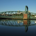 Die doppelte Nassau-Brücke Die Nassau-Brücke in Wilhelmshaven spiegelt sich im Wasser.