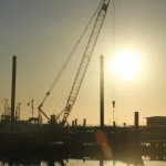 Kran im Gegenlicht Ein Schiffskran im abendlichen Gegenlicht.