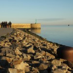Spaziergang an der Küste Eine Gruppe von Menschen geht an der Küste spazieren.