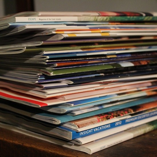 Stapel von Reiseprospekten