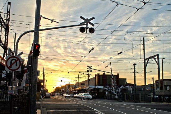 Melbourne Suburb - Der Bahnübergang im Abendlicht real - HDR-PRHC - IMG_0469-0471-2 Melbourne Suburb - Der Bahnübergang im Abendlicht real