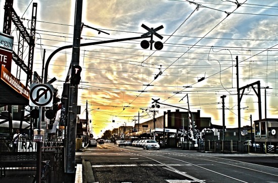 Melbourne Suburb - Der Bahnübergang im Abendlicht surreal - HDR-SRHC - IMG_0469-0471 Melbourne Suburb - Der Bahnübergang im Abendlicht surreal