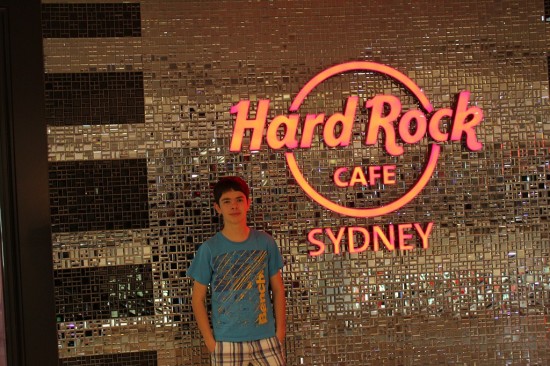 Sydney Camp 03 - Ich vor dem Hard Rock Cafe - IMG_0941 Sydney Camp 03 - Ich vor dem Hard Rock Cafe - IMG_0941