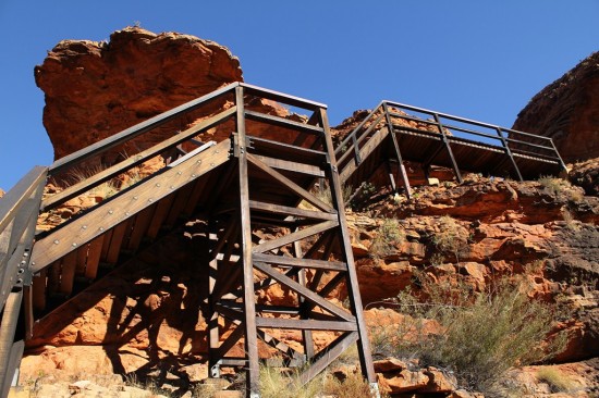 Outback - Kings Canyon Rim Walk - Treppen beim Brückenabstieg - IMG_5296 Outback - Kings Canyon Rim Walk - Treppen beim Brückenabstieg - IMG_5296