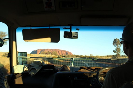 Outback - Uluru aus dem Auto - Lasseter Highway - IMG_4583-2 Outback - Uluru aus dem Auto - Lasseter Highway - IMG_4583-2
