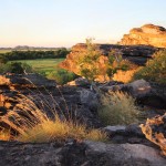 12 Sunset at Ubirr Rock - IMG_0061 Zum Sonnenuntergang-Gucken setzten wir uns auf die höchste Stelle und schauten zu wie über der Ebene...