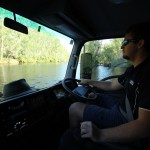 16 Going through river towards Twin Falls - IMG_0142 Und auch wenn es auf dem Weg zu den Twin Falls nicht nur über Stock und Stein, sondern auch durch 70 Zentimer tiefes Wasser ging, sagte unser Tourguide Nathan über die Strecke: "Dude, that's nothing!" -- den Allrad hatte er nicht mal zugeschaltet...
