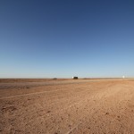 03 Outback Weite Birdsville Desert - IMG_4841 Die Wüste, unendliche Weiten...keine Vegetation, es scheint nur jemand seinen Tanklaster vergessen zu haben ;)